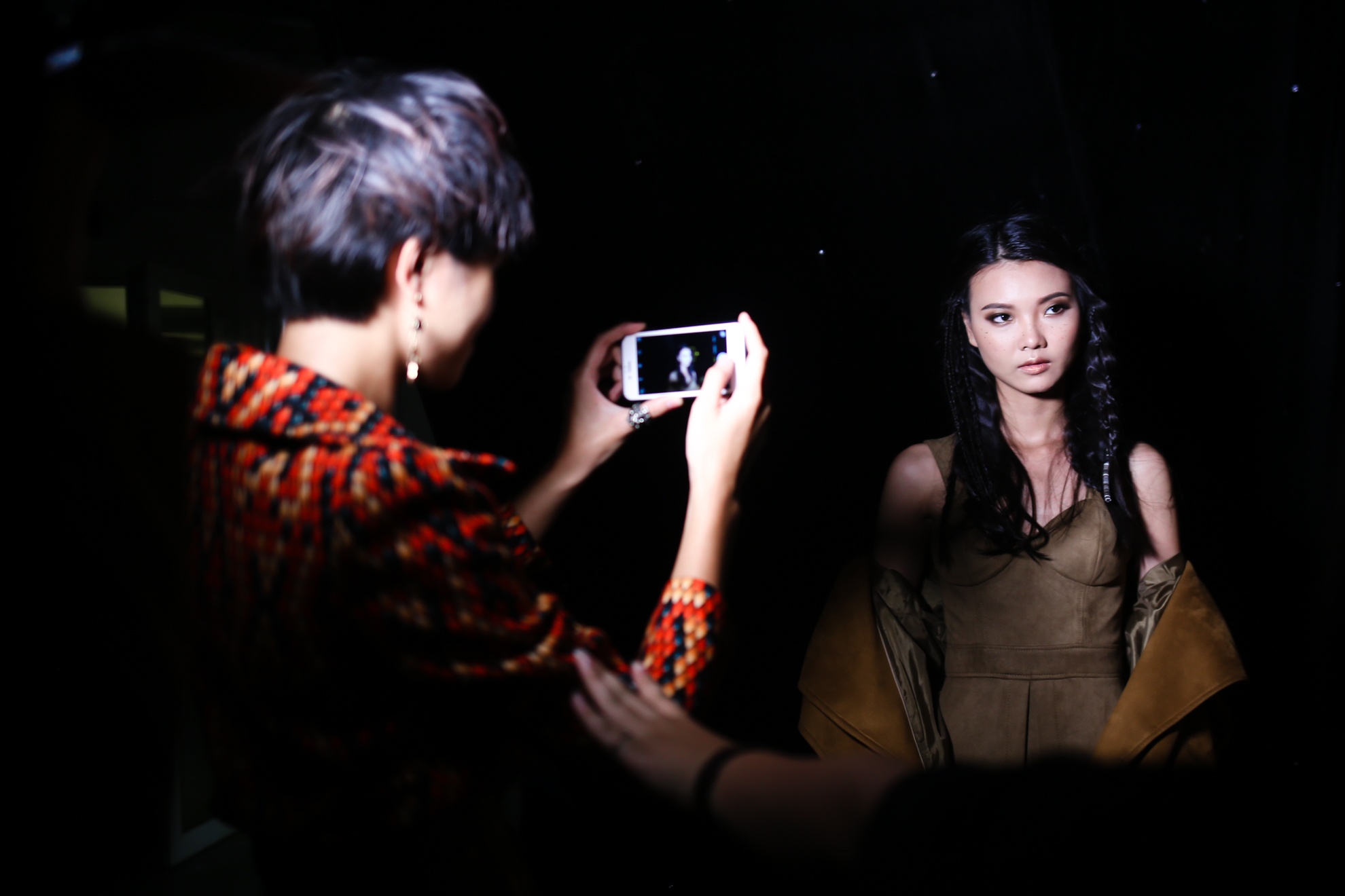 Hinh anh chan thuc phia sau anh hao quang tren san khau anh 13