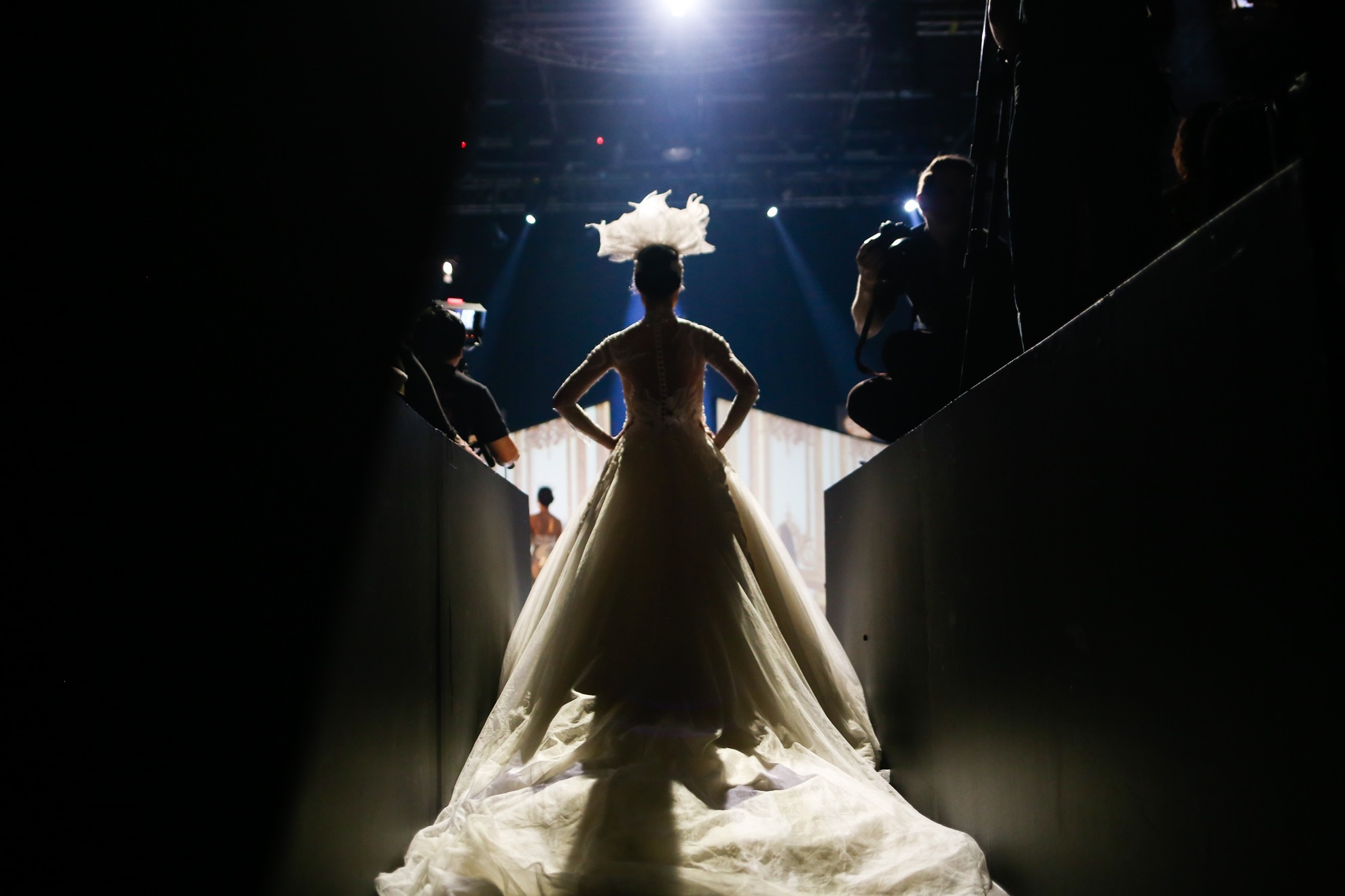 Hinh anh chan thuc phia sau anh hao quang tren san khau anh 16