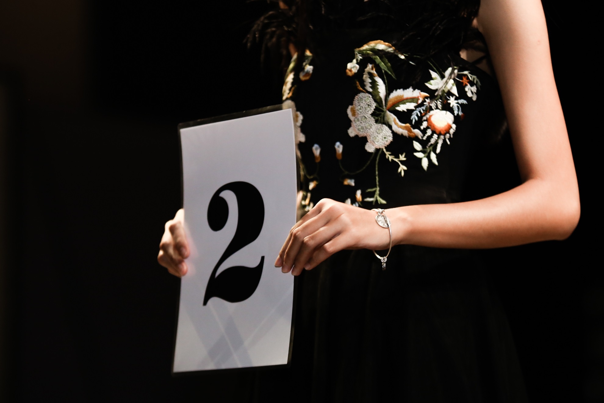 Hinh anh chan thuc phia sau anh hao quang tren san khau anh 1