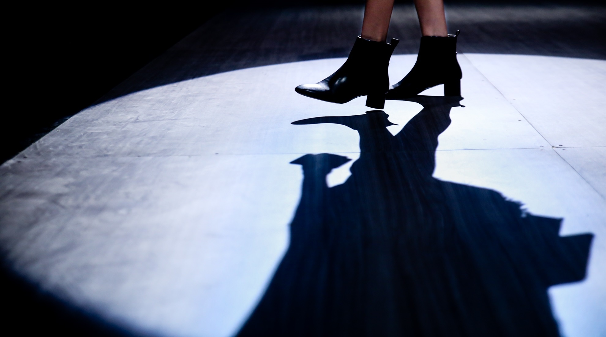 Hinh anh chan thuc phia sau anh hao quang tren san khau anh 2