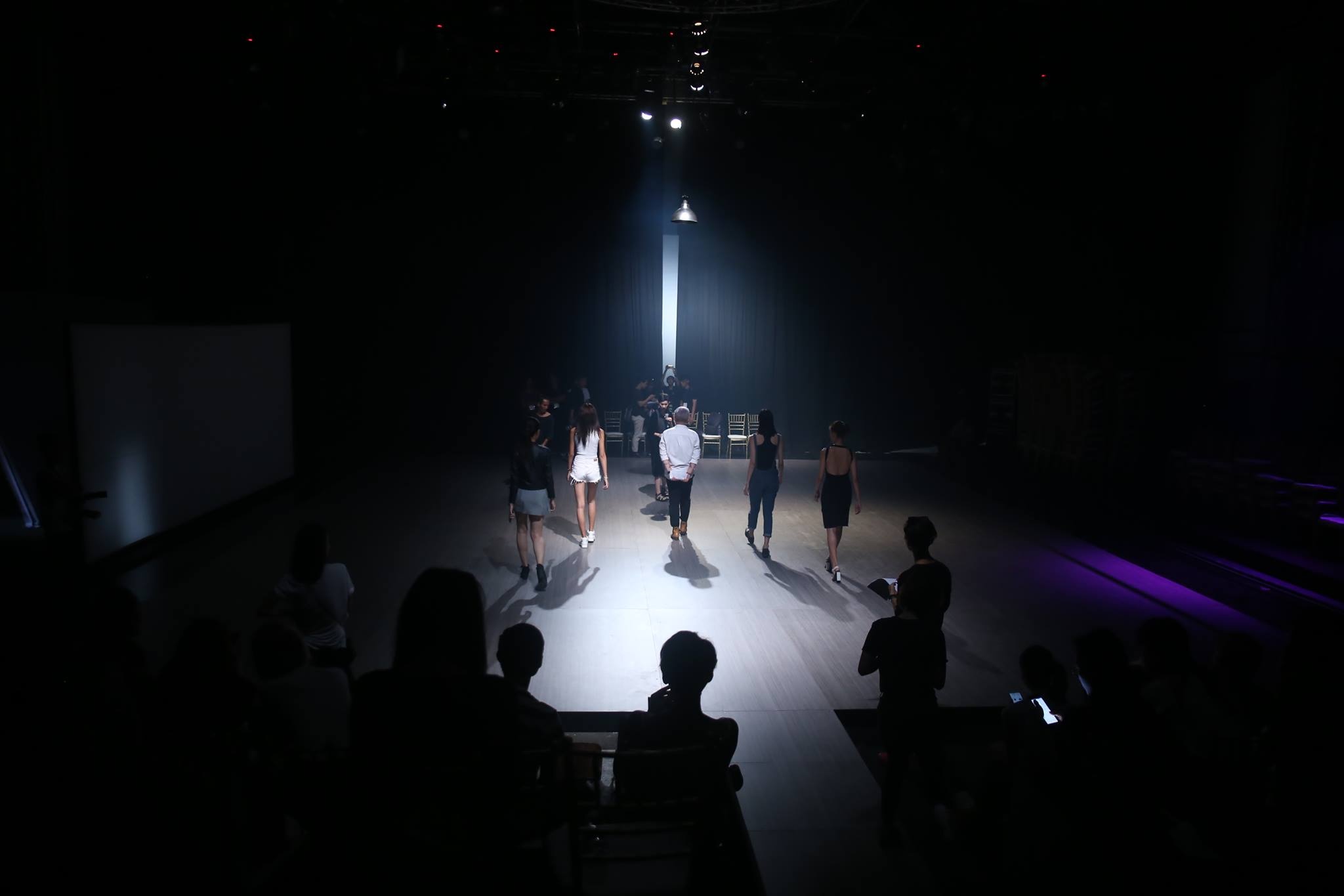 Hinh anh chan thuc phia sau anh hao quang tren san khau anh 3