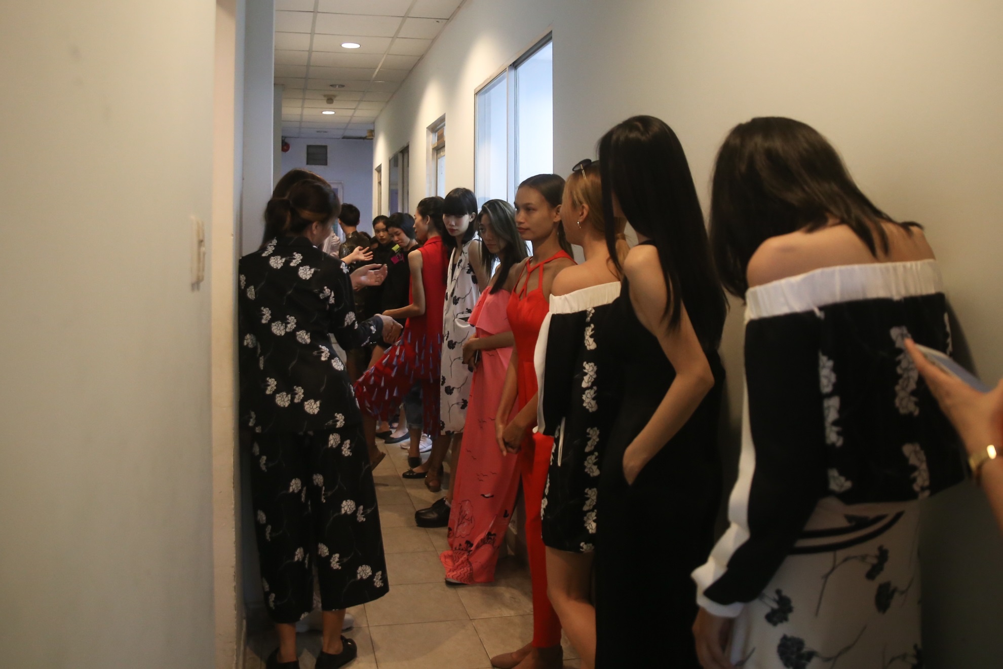 Hinh anh chan thuc phia sau anh hao quang tren san khau anh 4