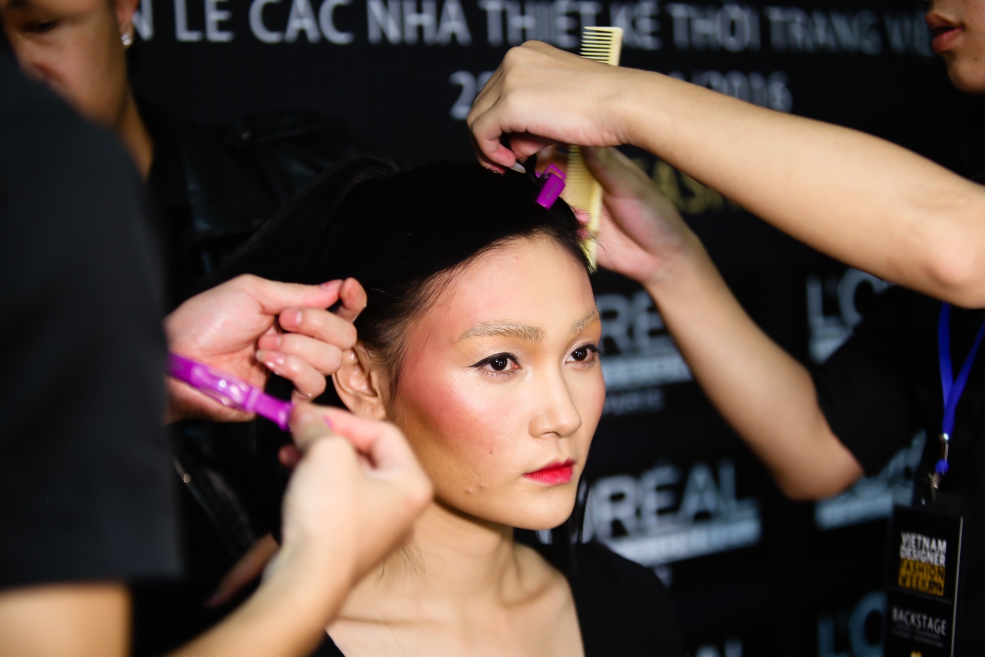 Hinh anh chan thuc phia sau anh hao quang tren san khau anh 5