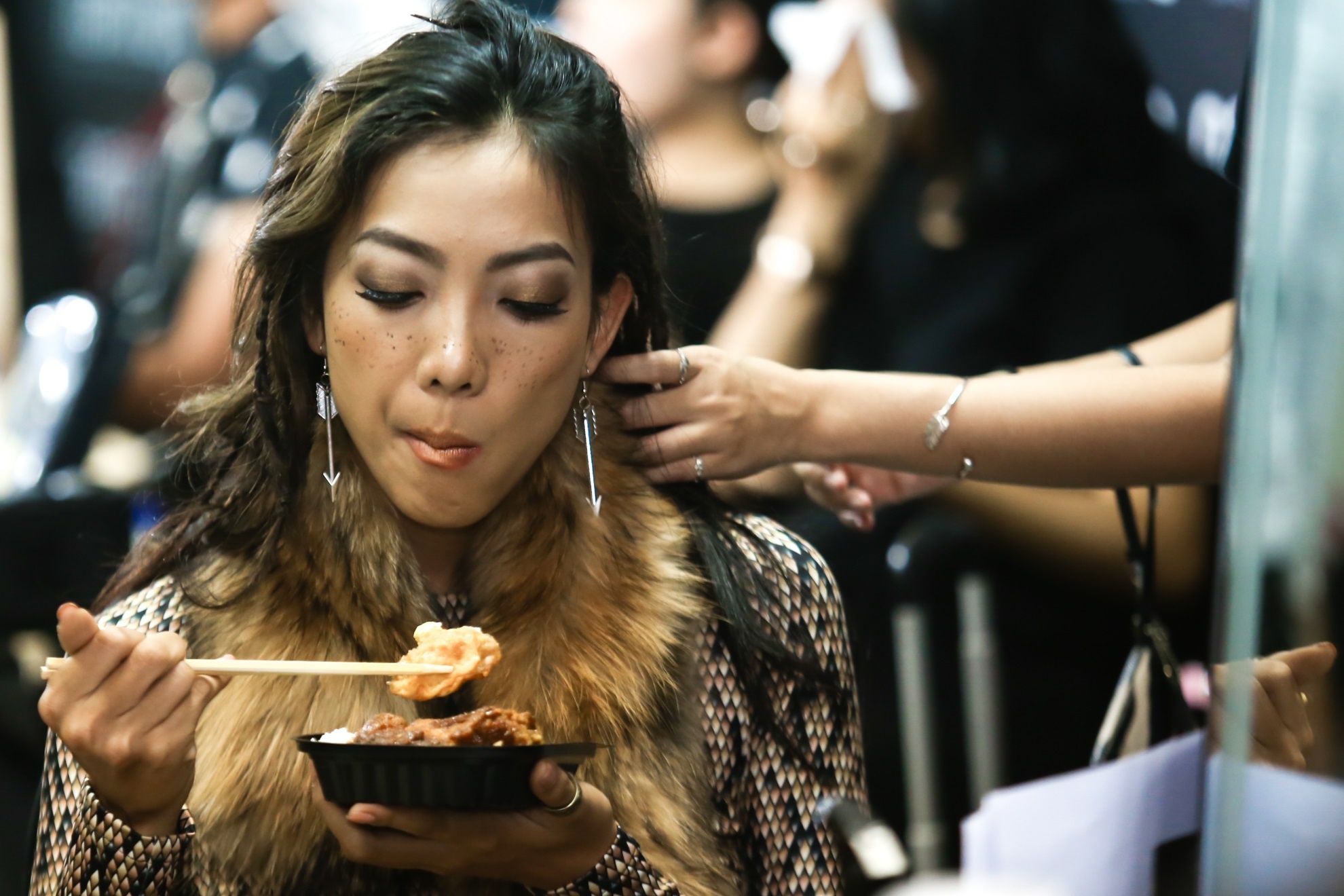 Hinh anh chan thuc phia sau anh hao quang tren san khau anh 6