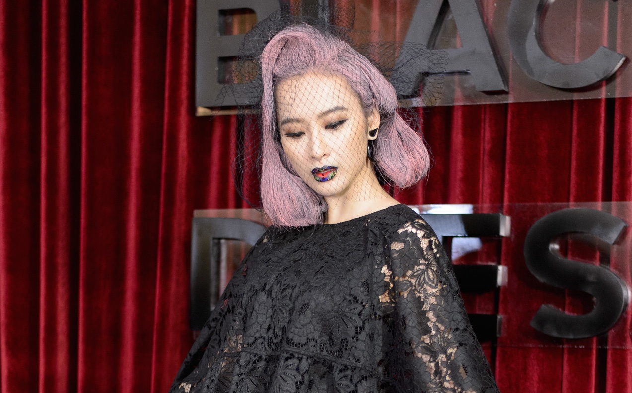 Angela Phuong Trinh nhuom toc hong, do sac voi Ky Duyen hinh anh