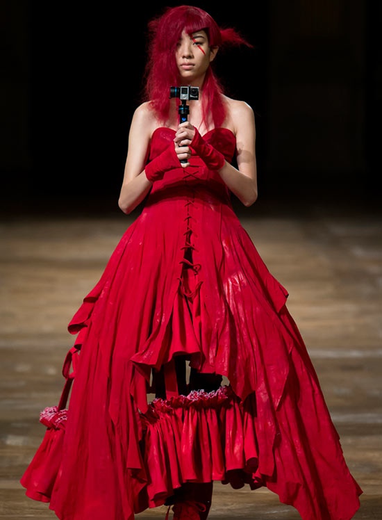 show thoi trang ky quai anh 3