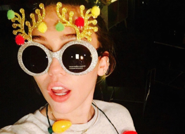 Trang phuc Giang sinh khong giong ai cua Miley Cyrus hinh anh