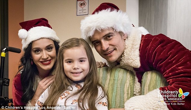 Katy Perry va Orlando Bloom hoa ong ba gia Noel hinh anh