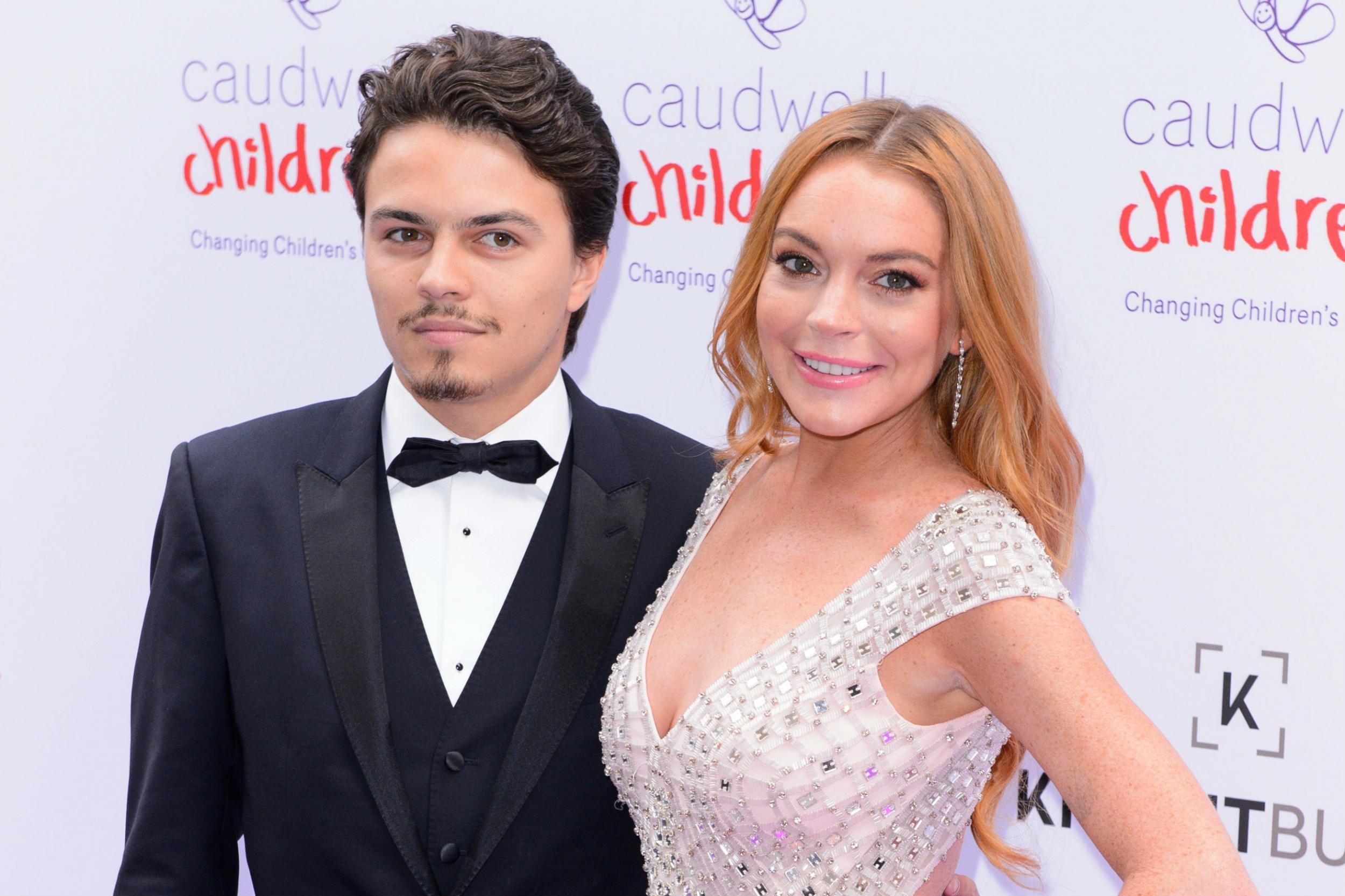 Lindsay Lohan xuat hien sau khi hon phu bao hanh anh 2