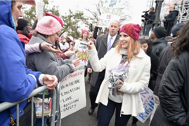 Sao Hollywood biểu tình phản đối Donald Trump, Donald Trump nhậm chức Tổng thống ảnh 6 Sao Hollywood bieu tinh phan doi Donald Trump, Donald Trump nham chuc Tong thong anh 6