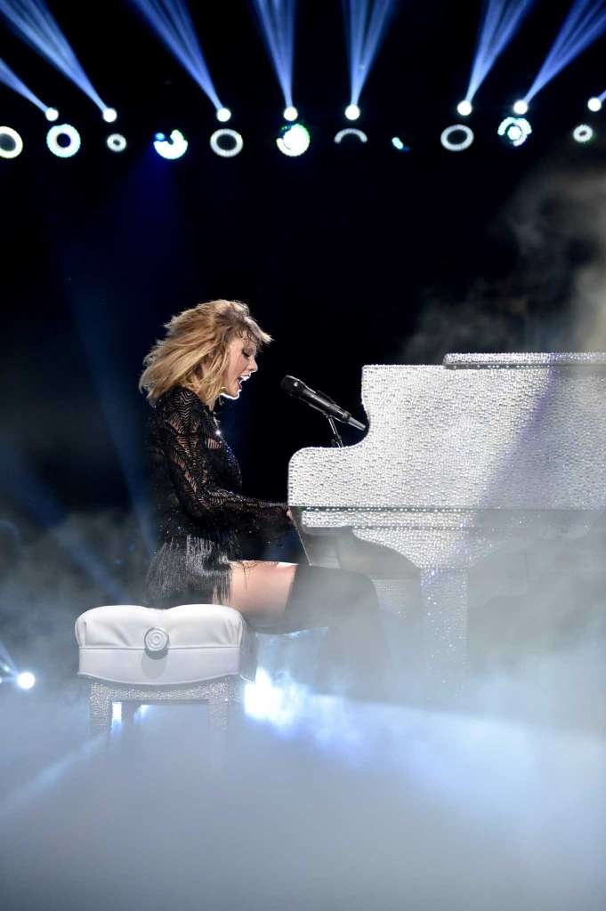 Taylor Swift,  trang phuc sexy,  Super Saturday Concert anh 2