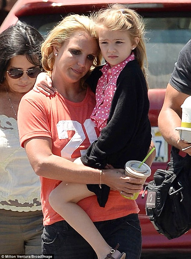 Chau gai Britney Spears,  tai nan oto anh 1