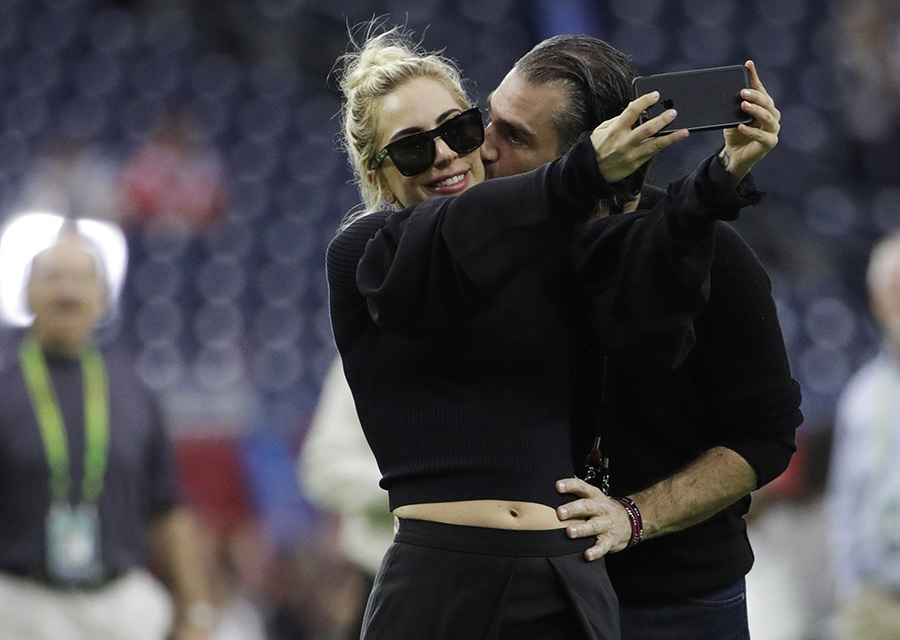 Lady Gaga co tinh yeu moi sau 6 thang huy hon hinh anh