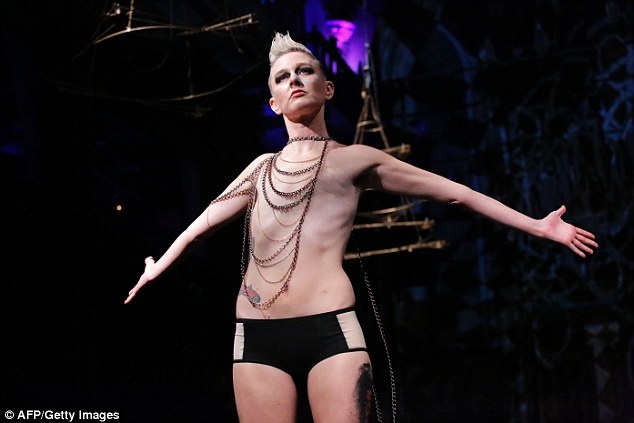 bệnh nhân ung thư vú trên sàn diễn New York ảnh 6 benh nhan ung thu vu tren san dien New York anh 6