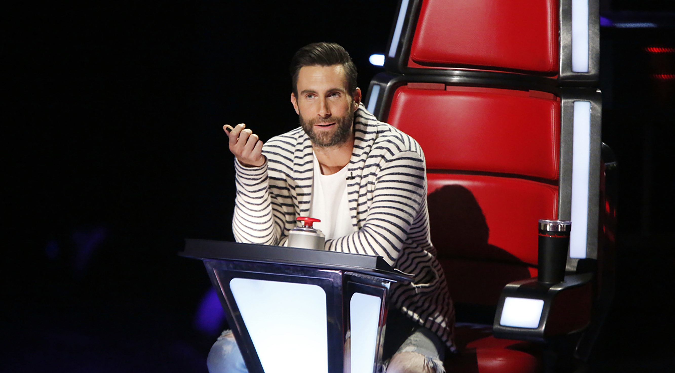 Adam Levine bo ghe nong The Voice vi Blake Shelton hinh anh