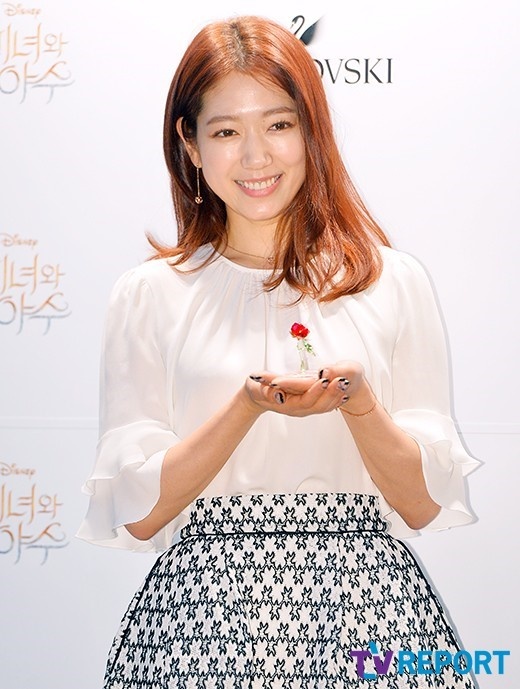 Kieu nu Han de toc ngoi giua anh 1