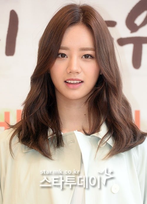 Kieu nu Han de toc ngoi giua anh 7