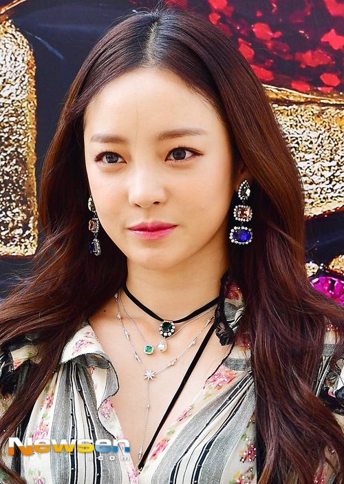 Kieu nu Han de toc ngoi giua anh 9