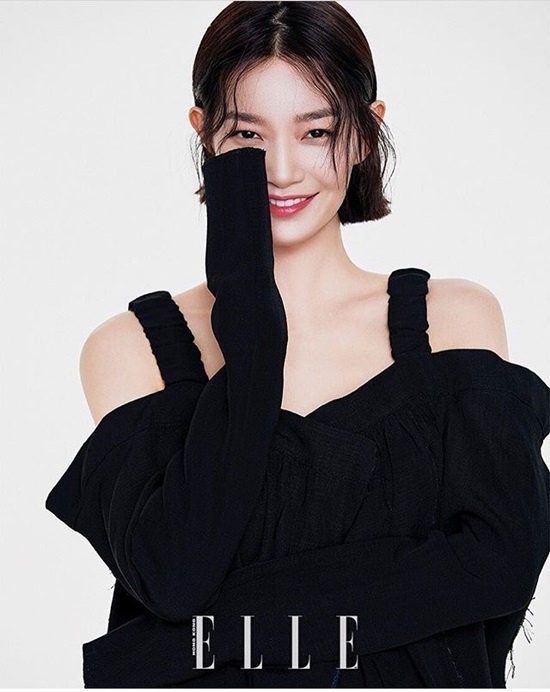 Kieu nu Han de toc ngoi giua anh 12