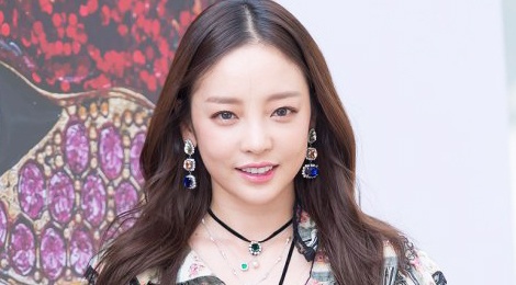 Kieu nu Han ro mot de toc ngoi giua hinh anh