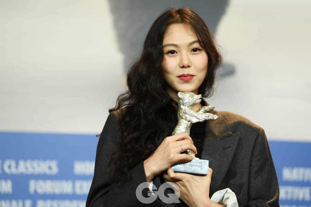 Kieu nu Han de toc ngoi giua anh 10