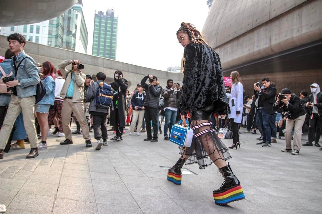 Gioi mo dieu khoe streetstyle o Tuan le thoi trang Seoul anh 3
