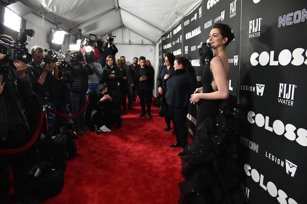 Anne Hathaway ko dam ngoi vi mac vay cau ky anh 2