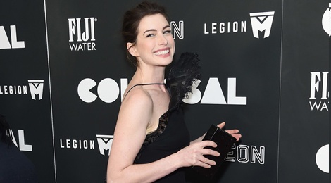 Anne Hathaway ko dam ngoi vi mac vay cau ky hinh anh