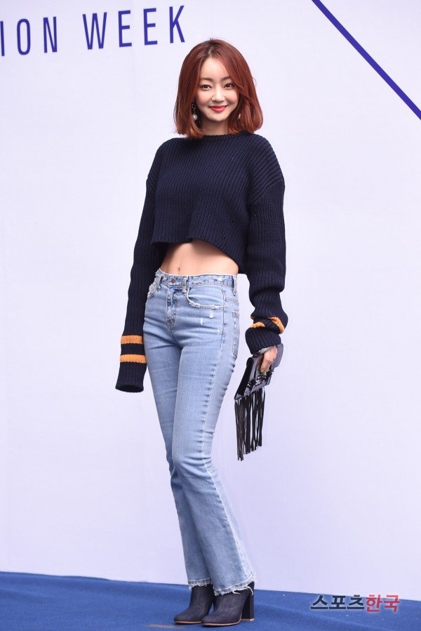 Người đẹp Hàn khoe chân thon trong ngày cuối Tuần lễ thời trang ảnh 10 Nguoi dep Han khoe chan thon trong ngay cuoi Tuan le thoi trang anh 10