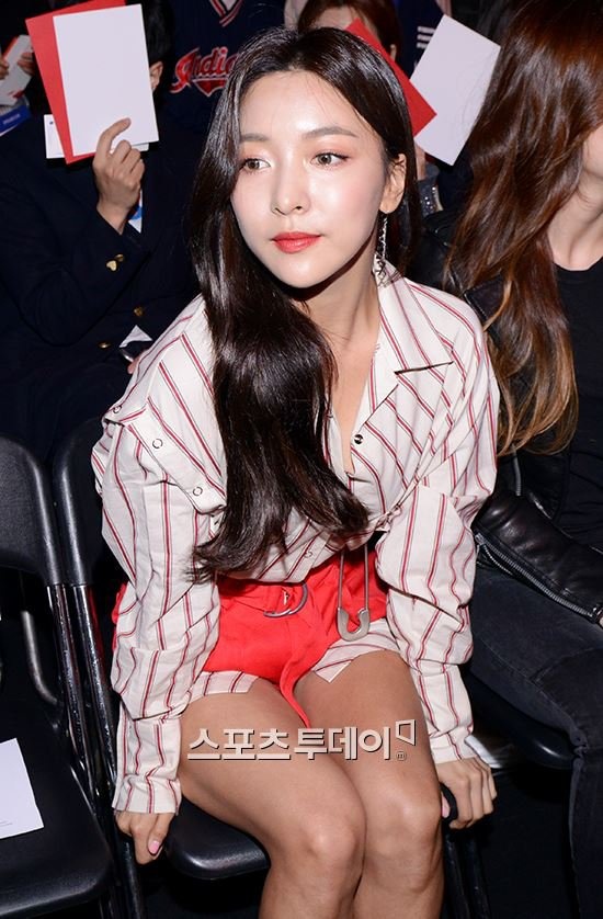 Người đẹp Hàn khoe chân thon trong ngày cuối Tuần lễ thời trang ảnh 6 Nguoi dep Han khoe chan thon trong ngay cuoi Tuan le thoi trang anh 6