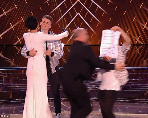 Khan gia lao len san khau The Voice Anh 2017 hinh anh