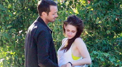 Dao dien ke lai chuyen ngoai tinh voi Kristen Stewart hinh anh