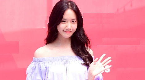 Yoona (SNSD) dien vay ngan de lo chan cong o su kien hinh anh