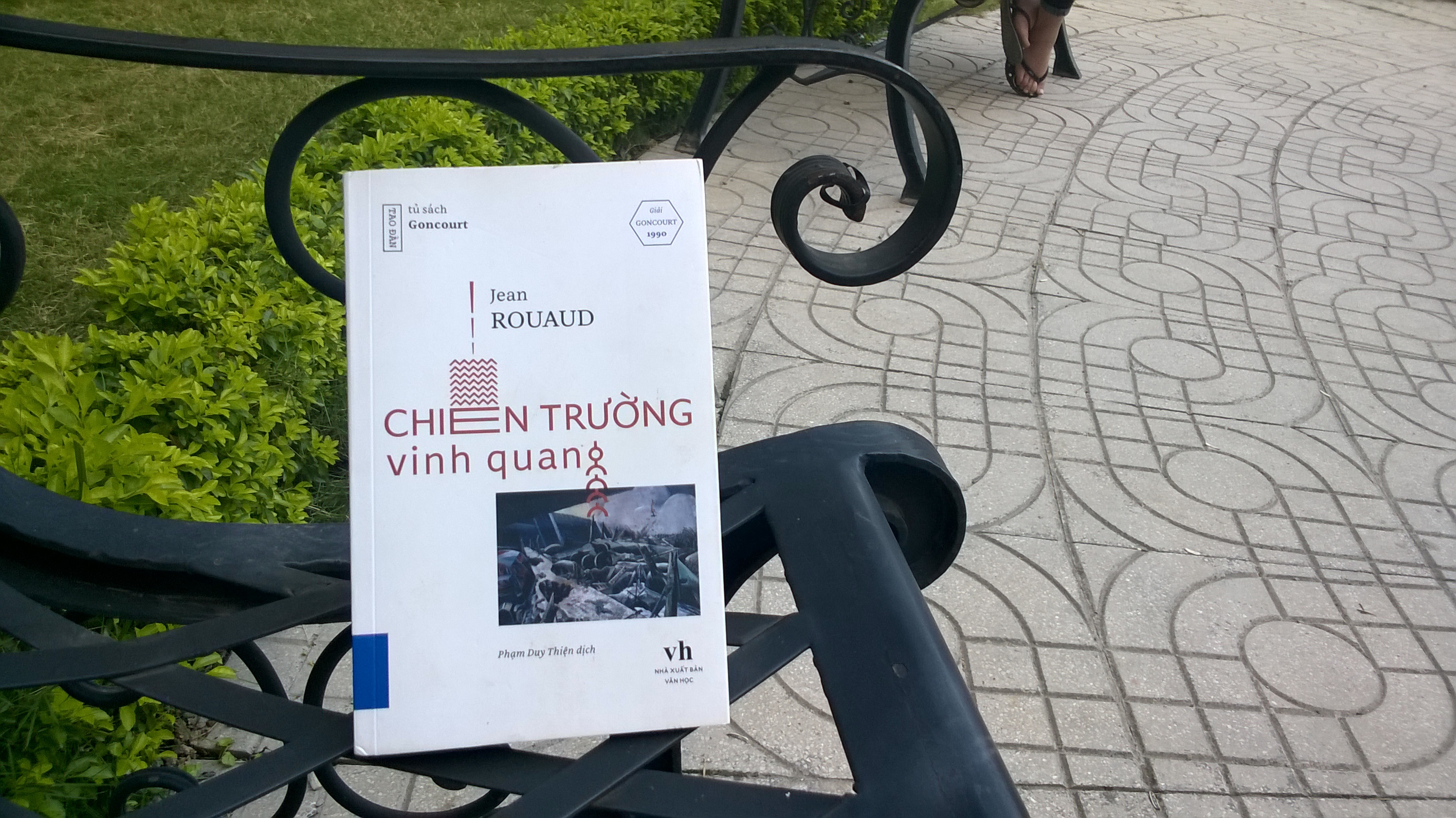 Chien tranh trong but phap moi me cua Jean Rouaud hinh anh