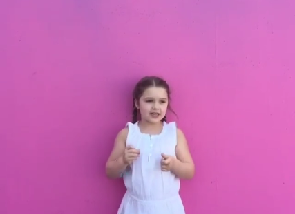 Be Harper hat mung sinh nhat me Victoria hinh anh