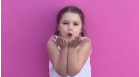 Be Harper tha tim hat mung sinh nhat me Vic hinh anh