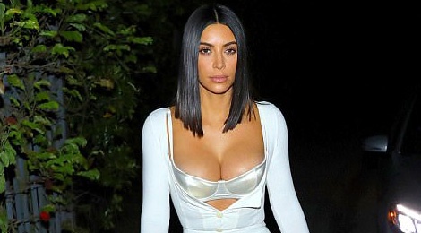 Chi em Kim Kardashian lai khoe than phan cam tren duong pho hinh anh