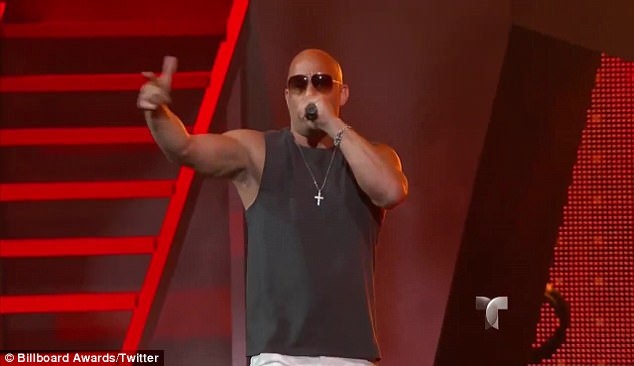 Vin Diesel lần đầu hát trên sân khấu lớn ảnh 2 Vin Diesel lan dau hat tren san khau lon anh 2