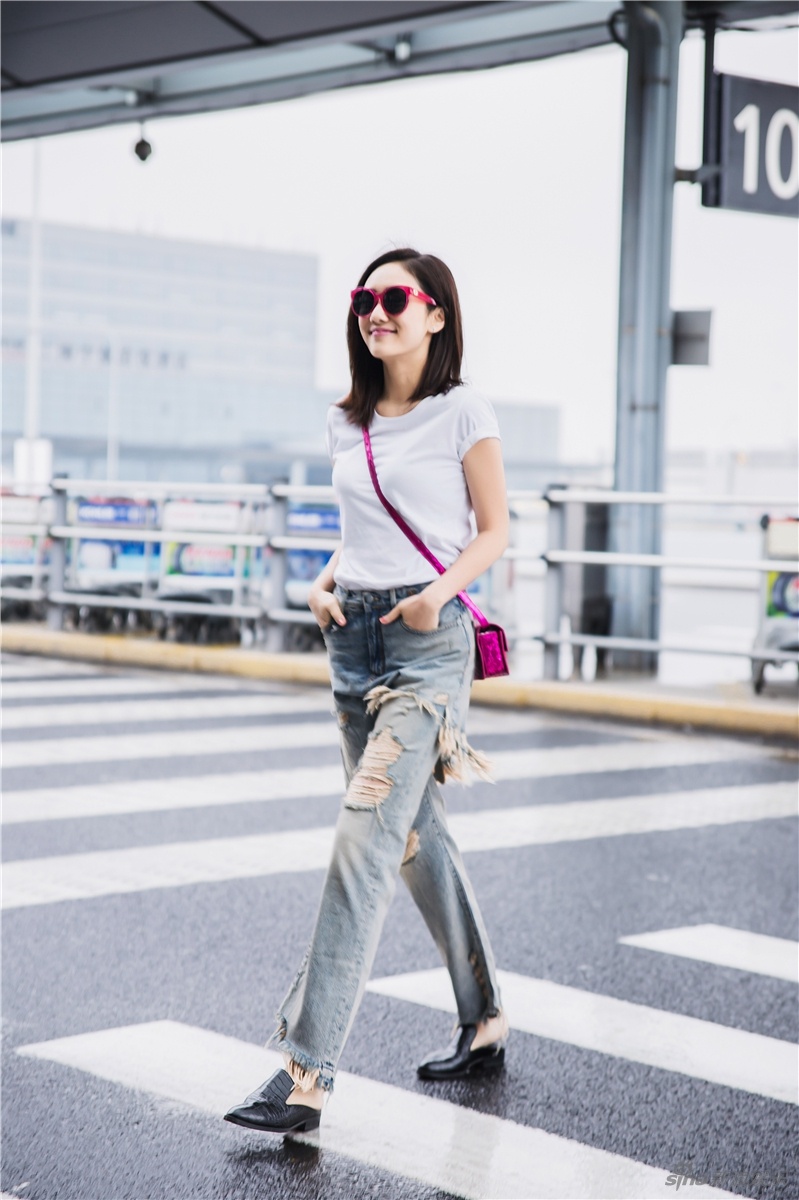 Sao Hoa ngu mac jeans rach anh 1