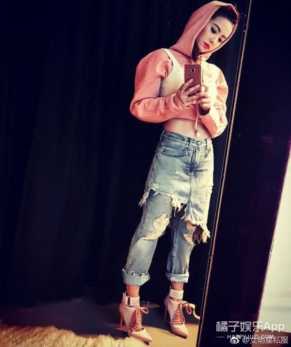 Sao Hoa ngu mac jeans rach anh 13