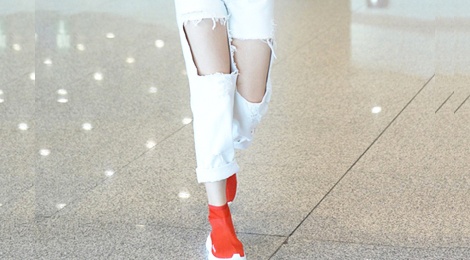My nhan Hoa ngu dien jeans rach day ca tinh hinh anh