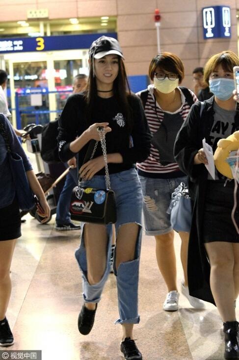 Sao Hoa ngu mac jeans rach anh 12