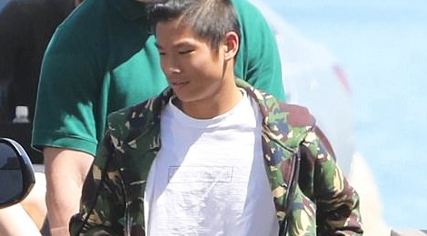 Me con Angelina Jolie - Pax Thien vui ve di an trua hinh anh