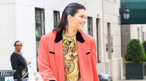 Kendall Jenner gay chu y khi chup hinh tren pho hinh anh