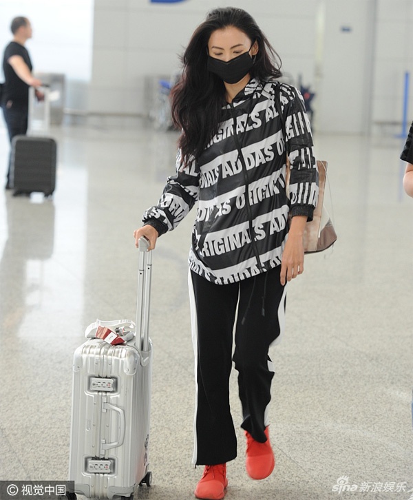 Trương Bá Chi khoe thời trang sân bay ảnh 2 Truong Ba Chi khoe thoi trang san bay anh 2