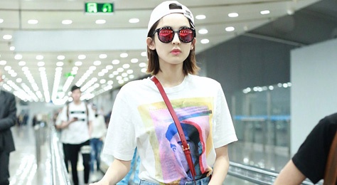 Truong Ba Chi va my nhan Mong Co khoe thoi trang san bay hinh anh