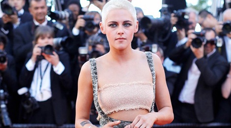 Sao 'Chang vang' pha quy tac trang phuc tren tham do hinh anh