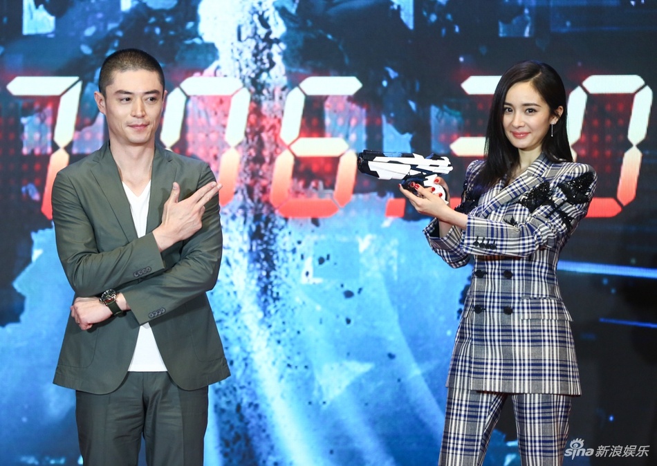 Duong Mich va Hac Kien Hoa tung hung an y trong su kien anh 1