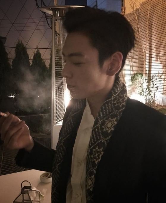 G-Dragon xuất hiện lặng lẽ giữa scandal ma túy của T.O.P ảnh 3 G-Dragon xuat hien lang le giua scandal ma tuy cua T.O.P anh 3