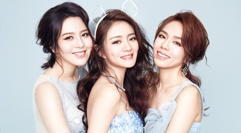 Sao nu ‘Tay Du Ky 2010’ tung anh voi phu dau truoc hon le hinh anh